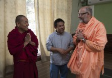 Venerable Geshe Jampel Dakpa (Rector), Passang Tsering (Secretario) y Pujya Swami Rameshwarananda Giri Maharaj