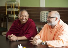 Venerable Geshe Jampel Dakpa (Rector de la Universidad) y Pujya Swami Rameshwarananda Giri Maharaj
