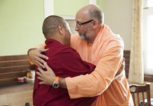 Venerable Geshe Jampel Dakpa (Rector de la Universidad) y Pujya Swami Rameshwarananda Giri Maharaj