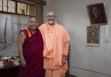 Venerable Geshe Jampel Dakpa (Rector de la Universidad) y Pujya Swami Rameshwarananda Giri Maharaj
