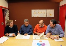 Revisando los úlltimos detalles del acuerdo.