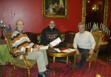 De izquierda a derecha: D. Pedro Pozas (Director Ejecutivo del Proyecto Gran Simio en España), D. Félix Balboa (presidente-fundador de Fundación Phi) y José Pablo Gadea (presidente de Fundació Mediambiental)