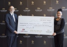 Félix Balboa, presidente y fundador de Fundación Phi, recibiendo el cheque por valor de 787,14 €