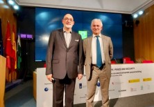 Swami Rameshwarananda Giri (Fundación PHI) junto a D. Ramón Blecua Casas, Embajador en Misión Especial para la Mediación y el Diálogo Intercultural del Ministerio de Asuntos Exteriores, Unión Europea y Cooperación