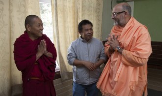 Venerable Geshe Jampel Dakpa (Rector), Passang Tsering (Secretario) y Pujya Swami Rameshwarananda Giri Maharaj