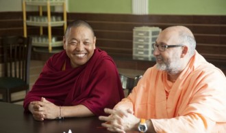 Venerable Geshe Jampel Dakpa (Rector de la Universidad) y Pujya Swami Rameshwarananda Giri Maharaj