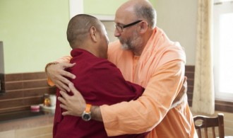 Venerable Geshe Jampel Dakpa (Rector de la Universidad) y Pujya Swami Rameshwarananda Giri Maharaj
