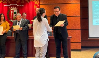 Sandra Céspedes, recibiendo el título