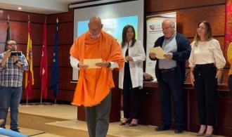 Félix Balboa, recibiendo el título