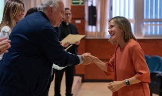 Marta López, recibiendo el título