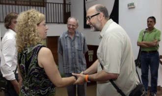 La Alcaldesa de Puzol, Merche Sanchís, recibiendo en el Ayuntamiento al Presidente de Fundación Phi, Félix Balboa, y al misionero el Padre Ángel Beceril.