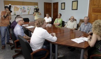Reunidos la Alcaldesa de Puzol y otros miembros del Consistorio, con miembros de Fundación Phi, el Padre Ángel Becerril y el Padre Luis Miguel Avilés.