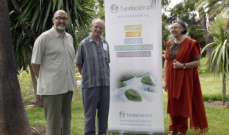 El presidente, Félix Balboa, la vicepresidenta, María Lezaun y el Padre Ángel Becerril en a sede de Fundación Phi