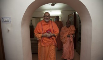 Pujya Swami Rameshwarananda Giri Maharaj y Rev. Swami Hamshananda Saraswati
