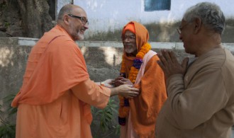 Pujya Swami Rameshwarananda Giri Maharaj y Rev. Swami Chaitanyananda Puri