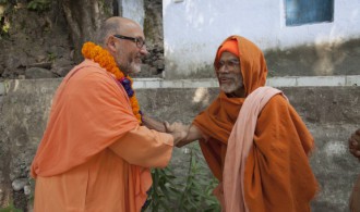 Pujya Swami Rameshwarananda Giri Maharaj y Rev. Swami Chaitanyananda Puri