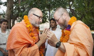 Pujya Swami Rameshwarananda Giri Maharaj y Rev. Swami Atamananda Udasin