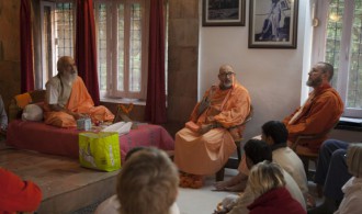 H.H Shivarudra Balayogi y Pujya Swami Rameshwarananda Giri Maharaj