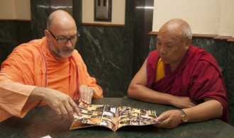 Pujya Swami Rameshwarananda Giri Maharaj con el Venerable Geshe Lhakdor (Library of Tibetan Works & Archives)