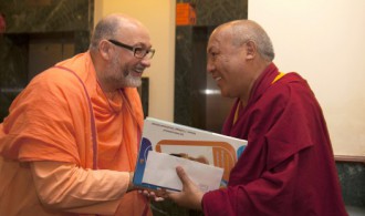 Pujya Swami Rameshwarananda Giri Maharaj con el Venerable Geshe Lhakdor (Library of Tibetan Works & Archives)