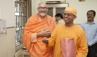 Pujya Swami Rameshwarananda Giri Maharaj y Rev. Swami Shantatmananda - Secretary Ramakrishna Mission Delhi
