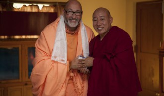 Nechung Dorje Drayangling Monastery - The Medium of Tibet's State Oracle - Venerable Thupten Ngodub con Pujya Swami Rameshwarananda Giri Maharaj