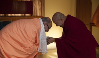 Nechung Dorje Drayangling Monastery - The Medium of Tibet's State Oracle - Venerable Thupten Ngodub con Pujya Swami Rameshwarananda Giri Maharaj