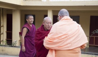 Nechung Dorje Drayangling Monastery - The Medium of Tibet's State Oracle - Venerable Thupten Ngodub con Pujya Swami Rameshwarananda Giri Maharaj