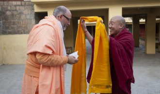 Nechung Dorje Drayangling Monastery - The Medium of Tibet's State Oracle - Venerable Thupten Ngodub con Pujya Swami Rameshwarananda Giri Maharaj
