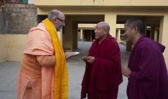 Nechung Dorje Drayangling Monastery - The Medium of Tibet's State Oracle - Venerable Thupten Ngodub con Pujya Swami Rameshwarananda Giri Maharaj