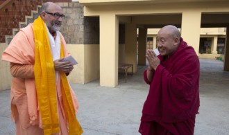 Nechung Dorje Drayangling Monastery - The Medium of Tibet's State Oracle - Venerable Thupten Ngodub con Pujya Swami Rameshwarananda Giri Maharaj