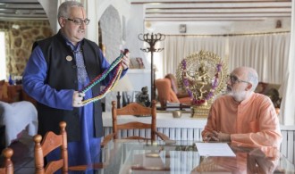 Entrega de una pavrita sagrada a Swami Rameshwarananda Giri por parte de Krishna Kripa Dasa