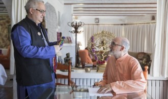Entrega de una pavrita sagrada a Swami Rameshwarananda Giri por parte de Krishna Kripa Dasa