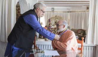 Entrega de una pavrita sagrada a Swami Rameshwarananda Giri por parte de Krishna Kripa Dasa