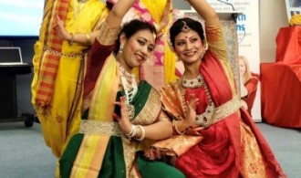 Grupo de danza bengalí en honor a la diosa Durga