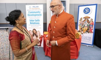 Lakshmi Vyas (presidanta del Hindu Forum) y Swami Rameshwarananda Giri