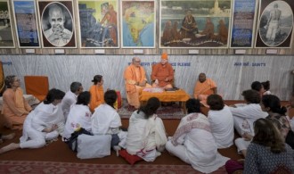 H.H Swami Rameshwarananda Giri y H.H. Swami Vimalananda Saraswati (Presidente Sivananda Mission. Divine Life Society)