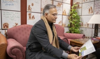 El Excelentísimo Sr. Sanjay Verma interesado y ojeando el tríptico del Campus Phi