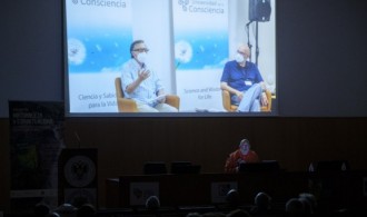 Pujya Swami Rameshwarananda Giri Maharaj acompañó su ponencia de una interesante proyección audiovisual