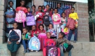 Los niños han recibido sus mochilas